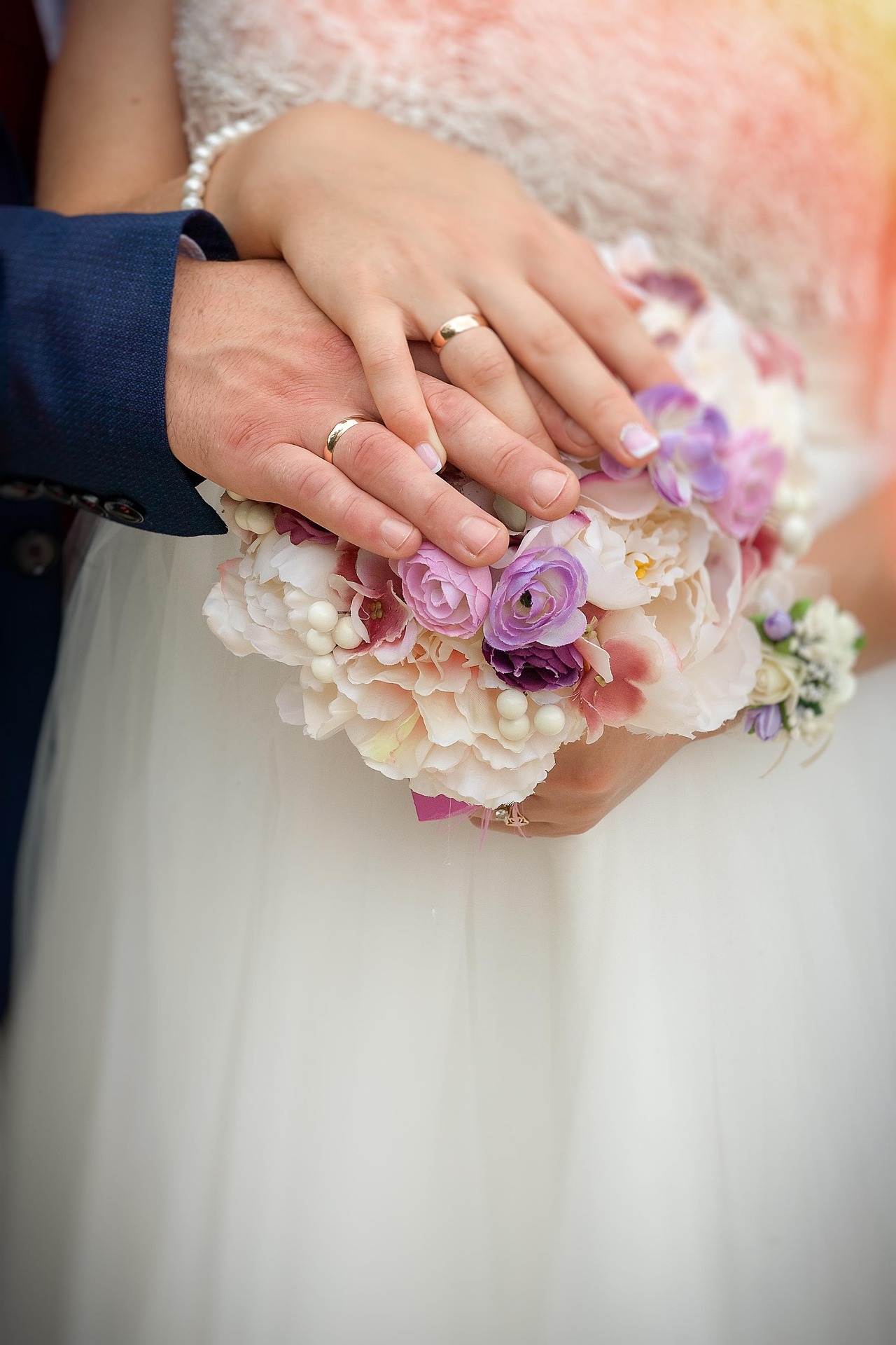 Blumenstrauss mit Hände und Ringen