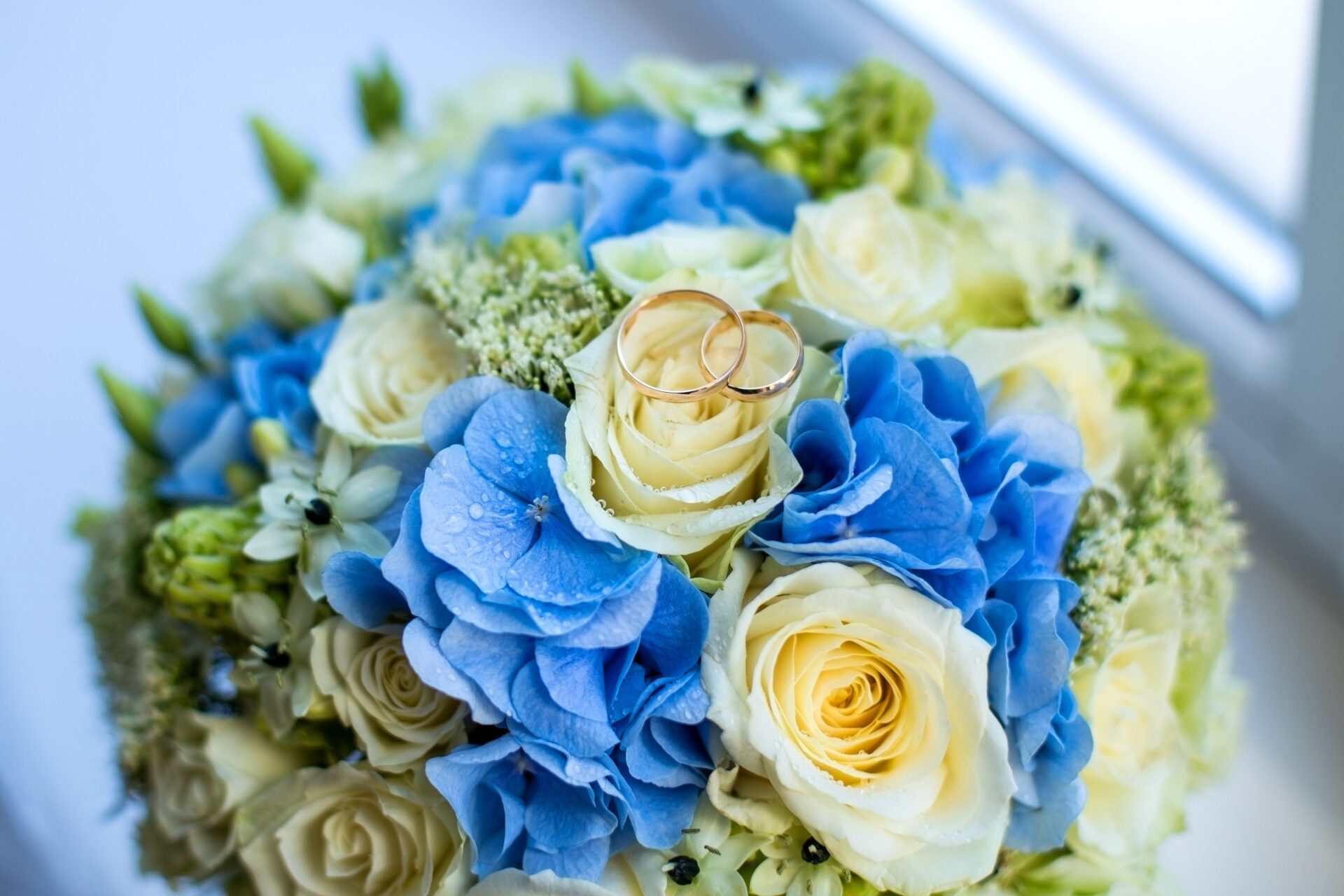 Blumenstrauss blau-weiss mit Ringen