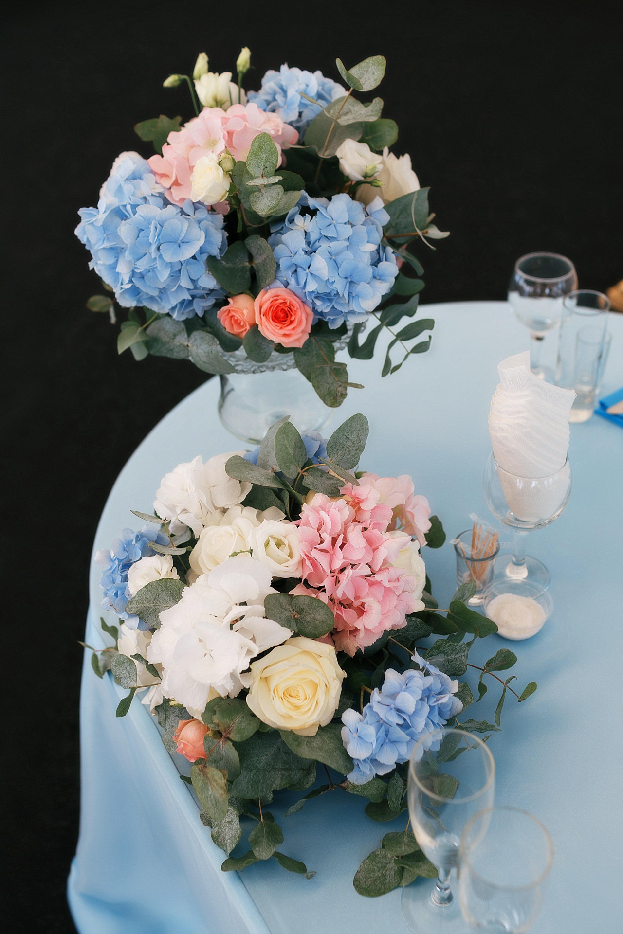 Tischdeko blau-weiss-rose Blumenstrauss