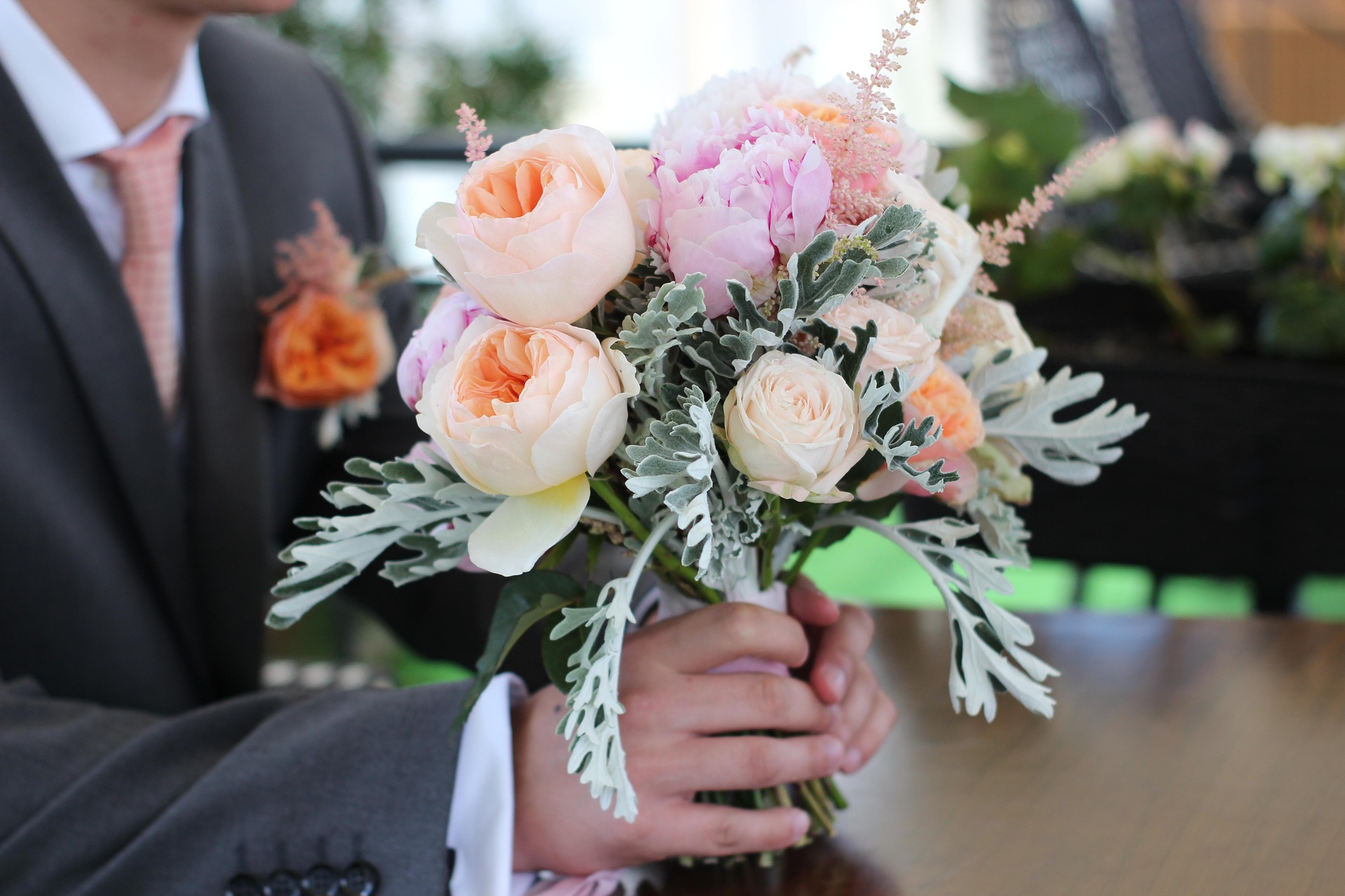 Blumenstrauss mit Hand