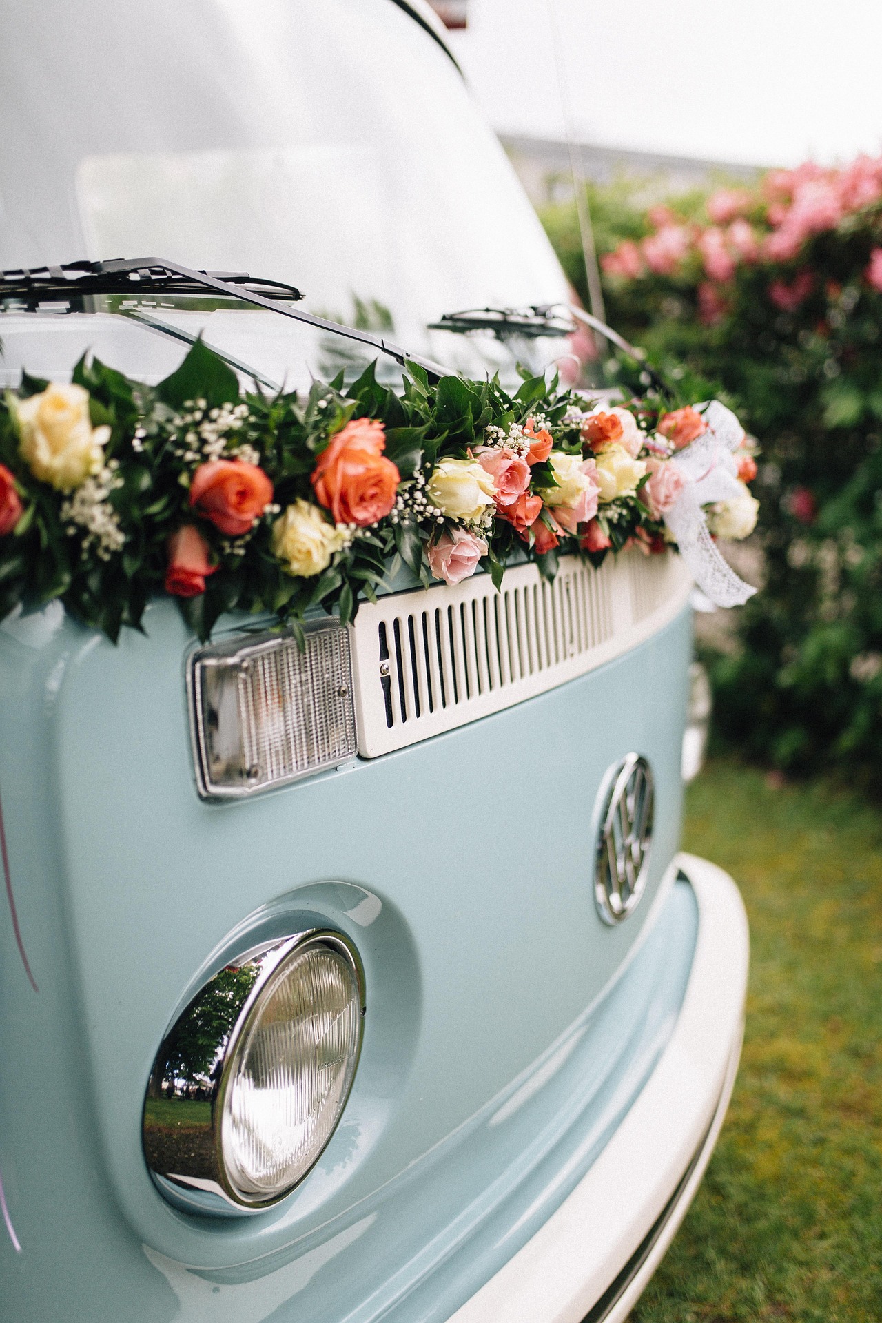Auto mit Blumenschmuck