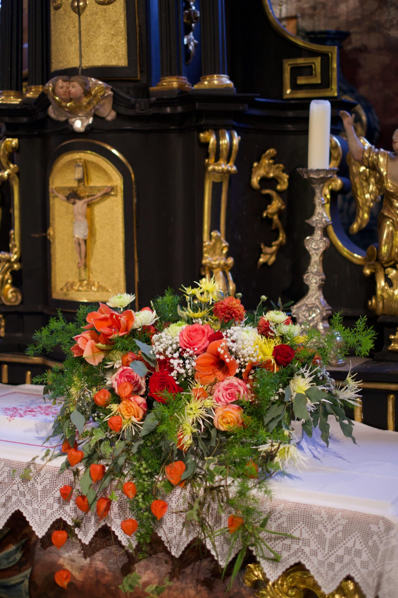 Blumen in der Kirche