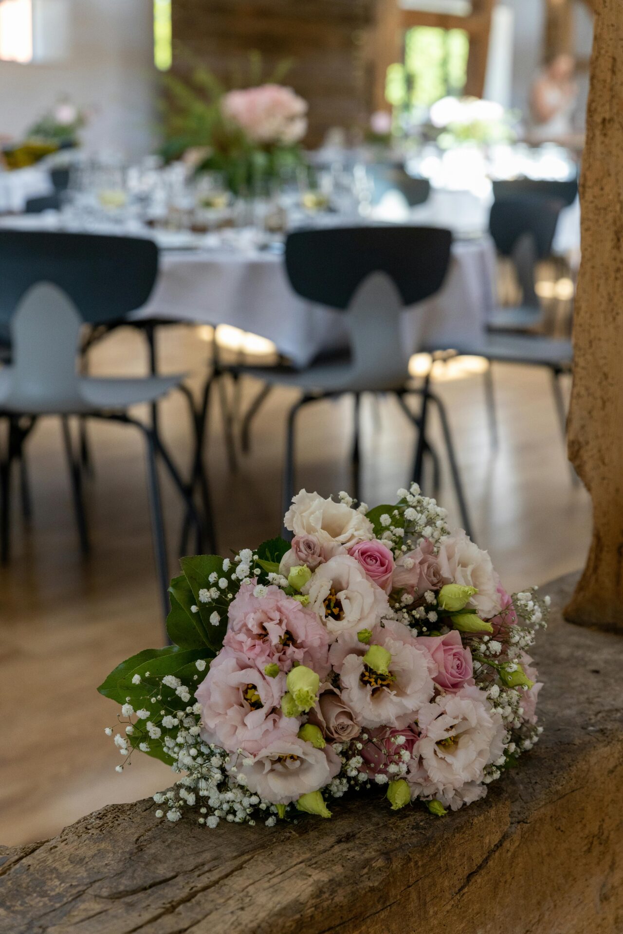 Blumenstrauss rosa-weiss bei einer Veranstaltung