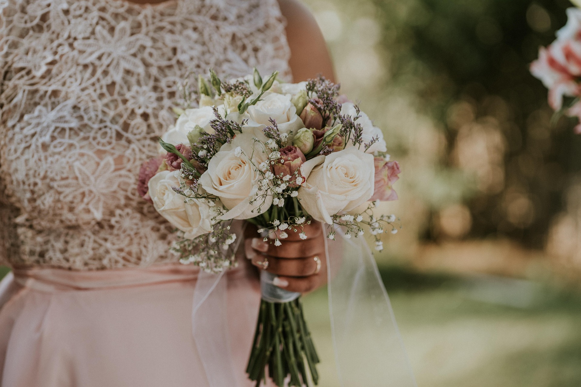 Blumenstrauss mit Person im Hintergrund